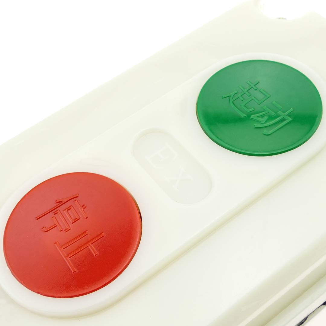 Boîte de commande grise avec 3 boutons poussoirs momentanés con frecce 2NO  et stop 1NC - Cablematic