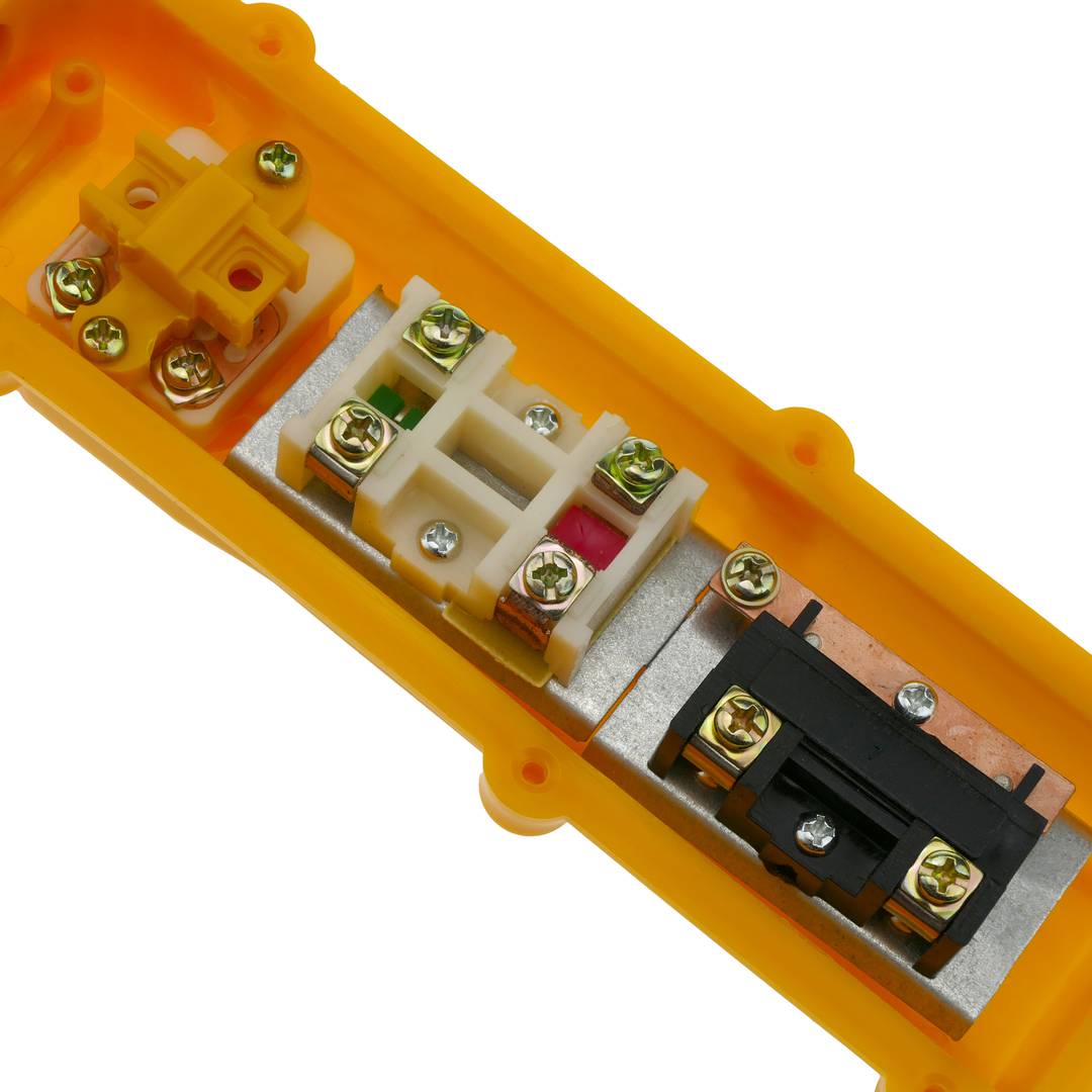 Doos met 2 drukknoppen en 2 schakelaars en noodstop uit de COB-serie