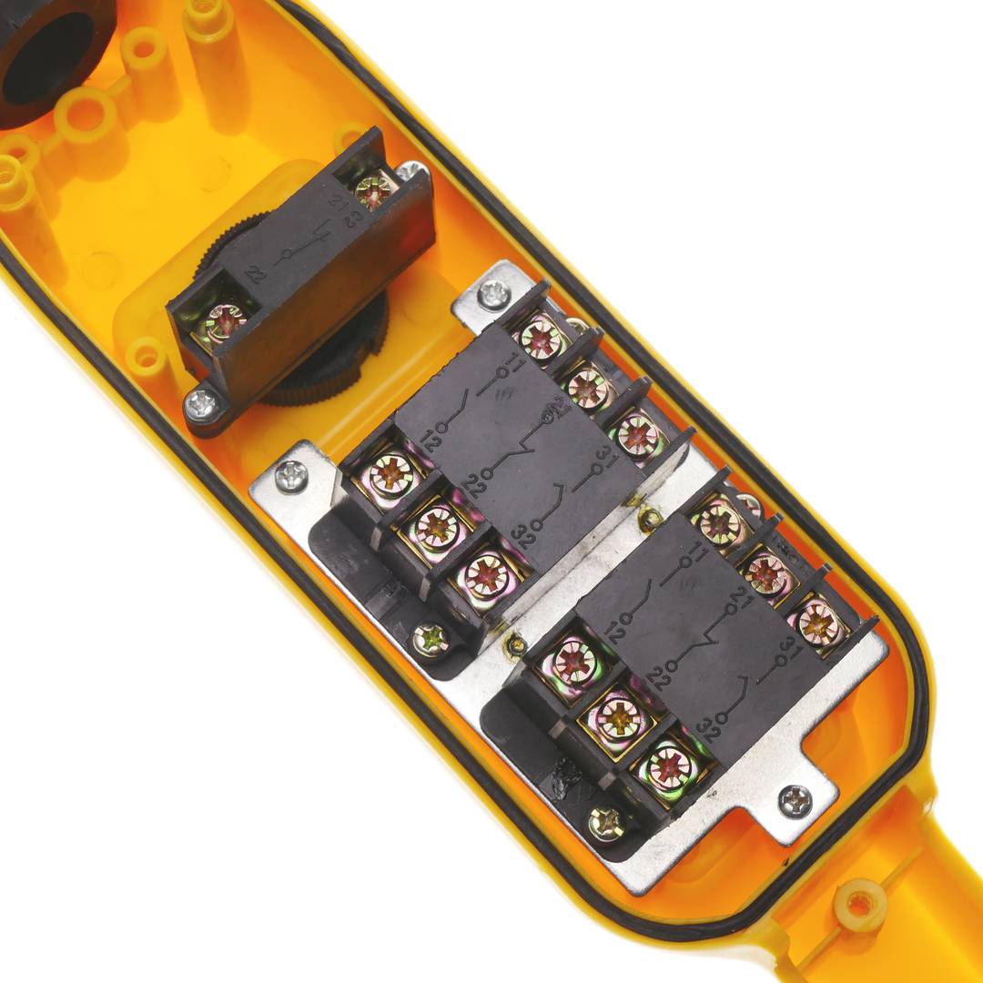 Caixa de controle com 2 botões momentâneos e paragem de emergência pela série XACA 67x90x270mm