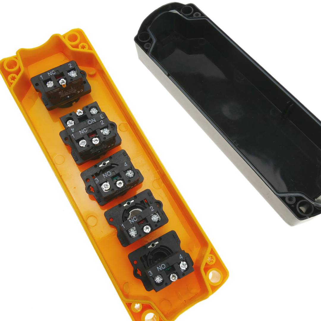 Pudełko z 3 przyciskami chwilowymi i wyłącznikiem awaryjnym oraz selektorem serii LAY5