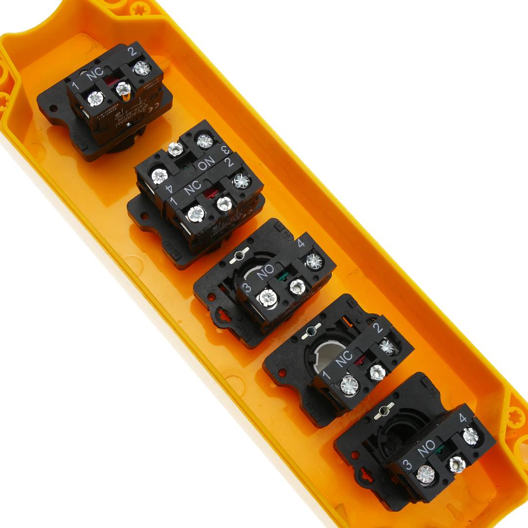 Pudełko z 3 przyciskami chwilowymi i wyłącznikiem awaryjnym oraz selektorem serii LAY5