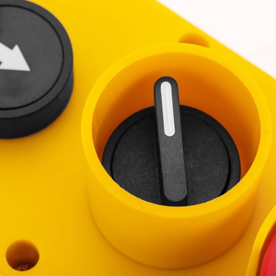 Caja de 4 pulsadores momentáneos y parada de emergencia i selector de la serie LAY5