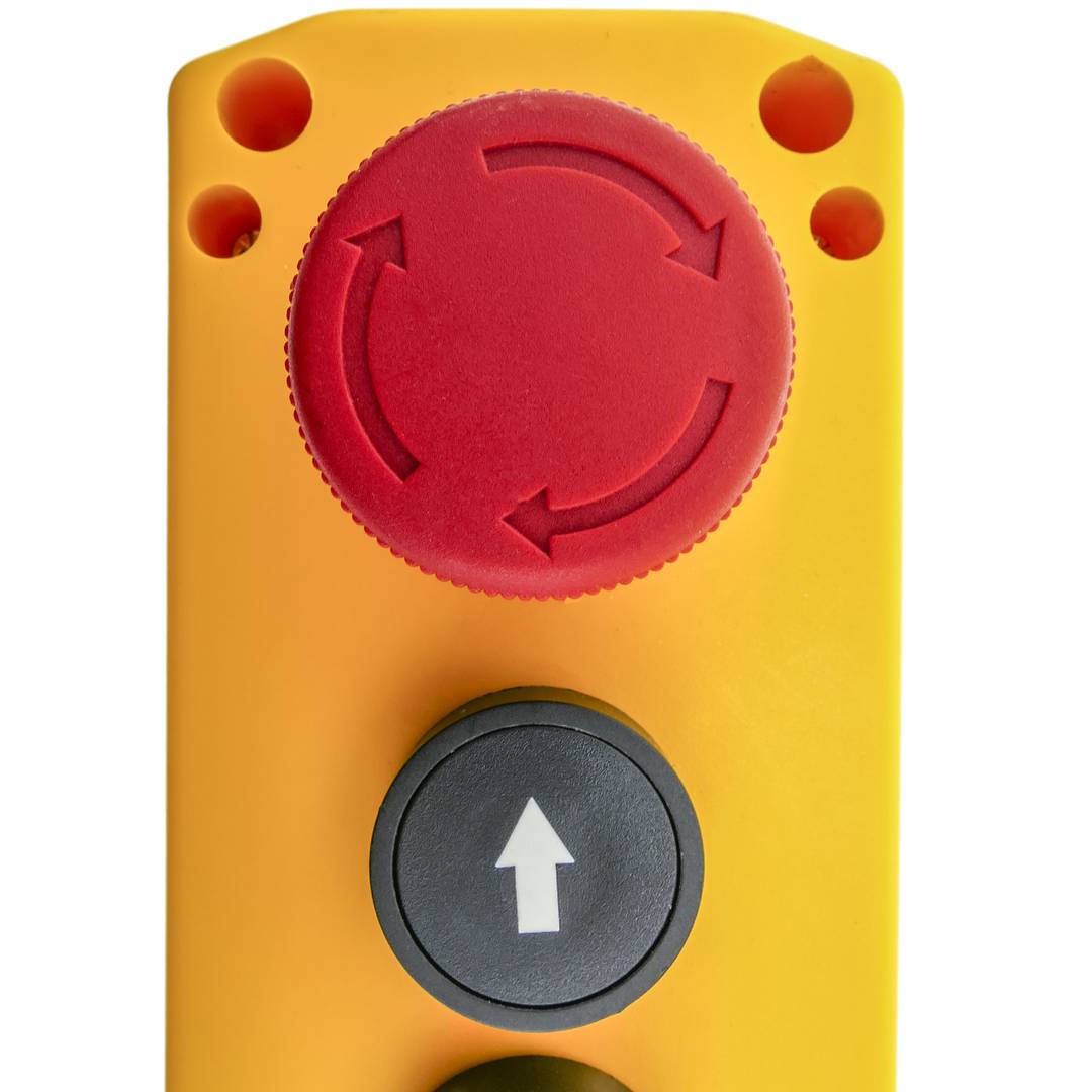 Boîte de commande avec 3 boutons poussoirs momentanés et arrêt d'urgence et  commutateur série LAY5 - Cablematic