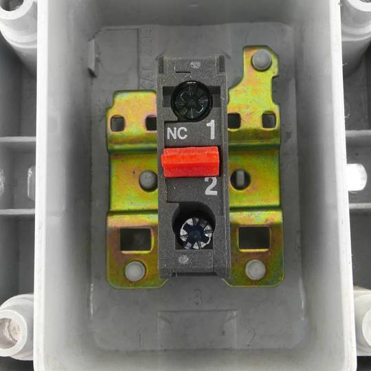 Scatola di controllo con pulsanti momentaneo d'emergenza senza blocco NC
