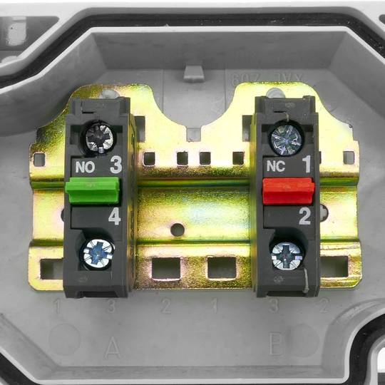Caja de control gris/negro con 2 pulsadores momentáneos verde 1NO rojo 1NC con símbolos