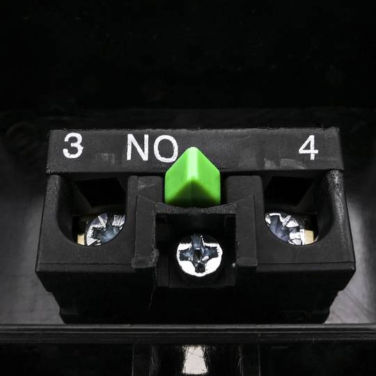 Boîte de commande avec 1 bouton poussoir momentanés vert 1NO symbole START