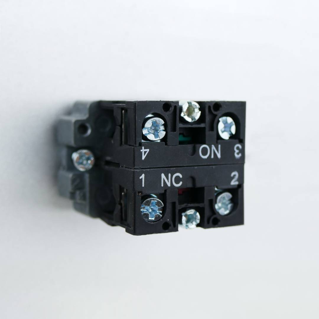Chwilowy przycisk 22mm 1NO 1NC 400V 10A normalnie zamknięty i normalnie otwarty biały