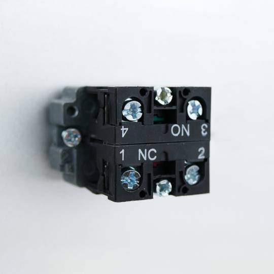 Chwilowy przycisk 22mm 1NO 1NC 400V 10A normalnie zamknięty i normalnie otwarty biały