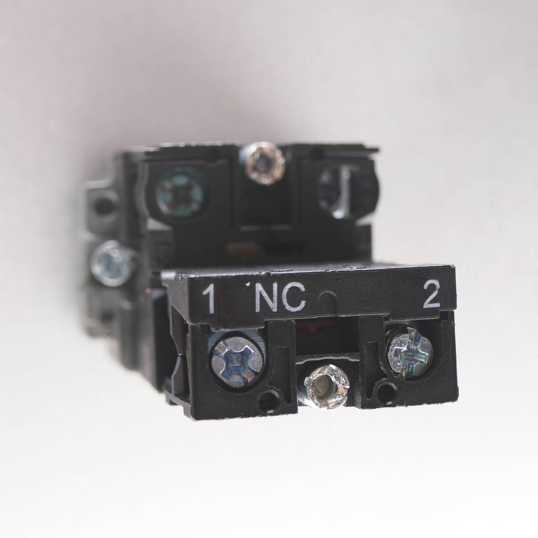 Botão de pressão momentâneo 22mm 1NC 400V 10A normalmente fechado com luz LED azul