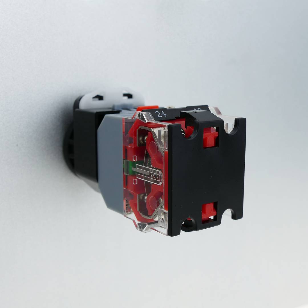 Pulsador de enganche 22mm 220V 10A con luz LED