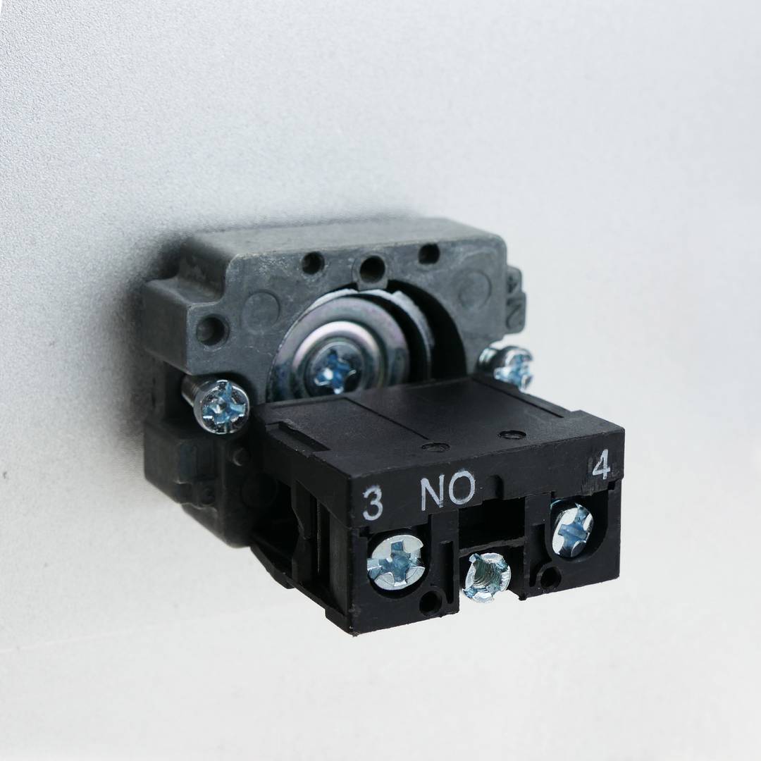 Bouton-poussoir pour l'arret d'urgence 22mm 1NO 400V 10A avec verrouillage champignon 60mm