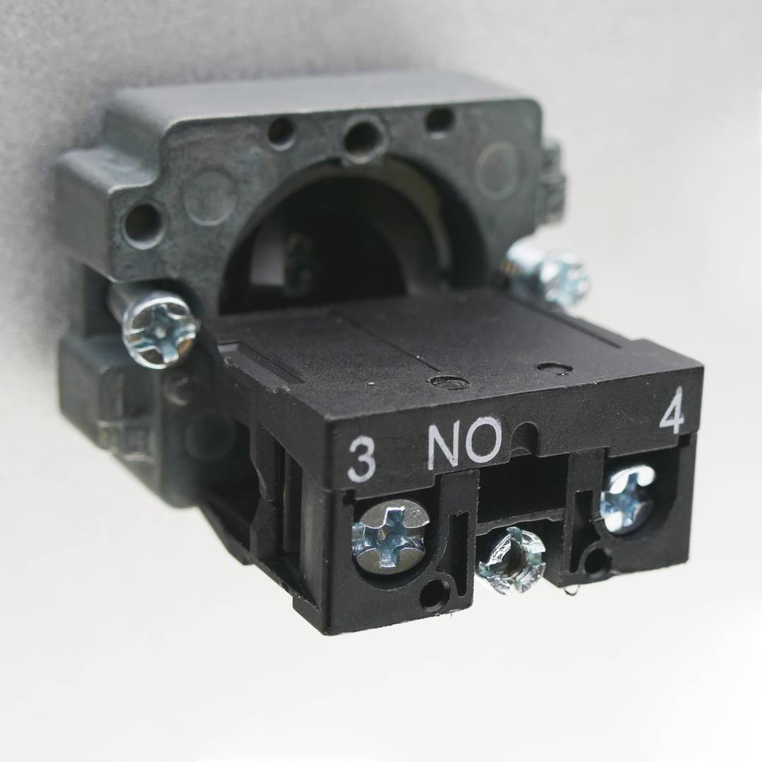 Selector rotatorio momentáneo 22mm 1NO 400V 10A normal abierto