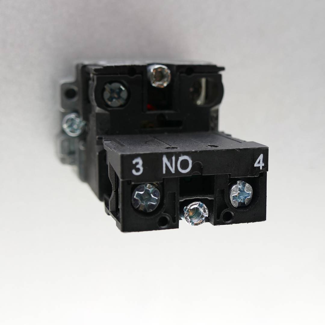 Selector rotatorio de enganche 22mm 400V 10A con bloqueo y llave