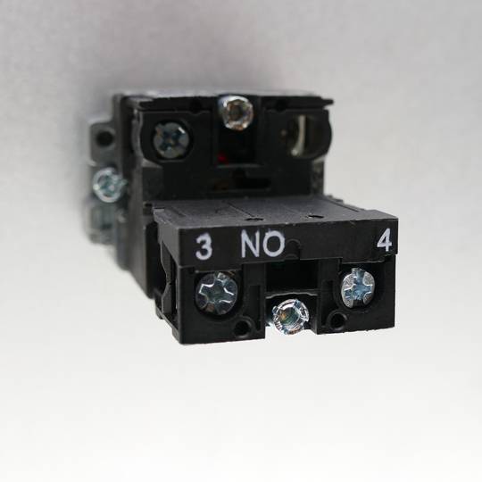 Selector rotatorio de enganche 22mm 400V 10A con bloqueo y llave