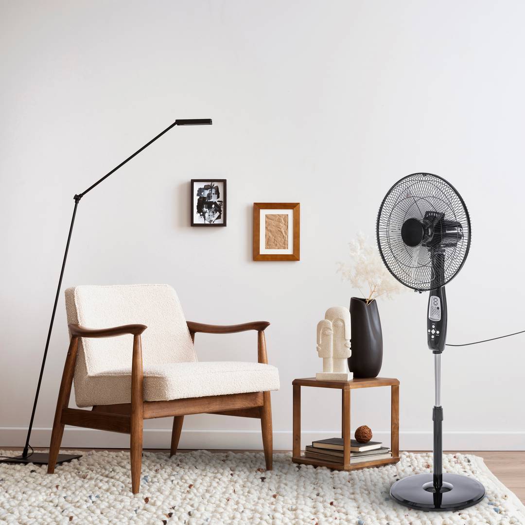 Ventilatore oscillante da pavimento con telecomando regolabile in altezza 3 velocità diametro 40 cm 60 W colore nero