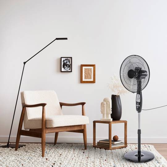 Ventilatore oscillante da pavimento con telecomando regolabile in altezza 3 velocità diametro 40 cm 60 W colore nero