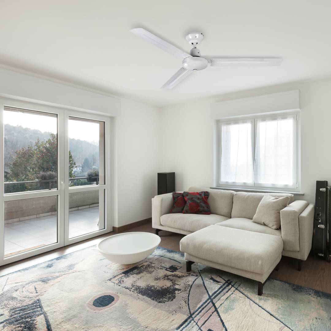 Biały wentylator sufitowy z 5-stopniową regulacją prędkości 60 W model przemysłowy z funkcją zima-lato