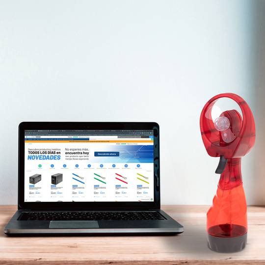 Ventilador de mano portátil a pilas con pulverizador y depósito de agua