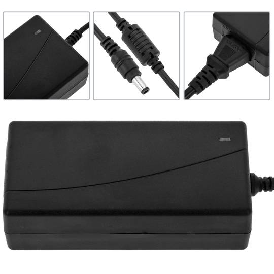 Desktopvoeding. 220 VAC-adapter bij 5 V en 5 A