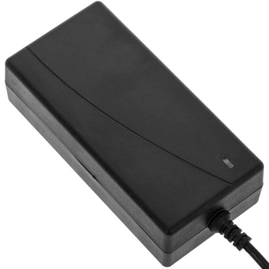 Desktopvoeding. 220 VAC-adapter bij 5 V en 5 A