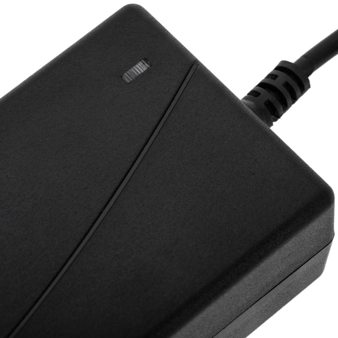 Desktopvoeding. 220 VAC-adapter bij 5 V en 5 A