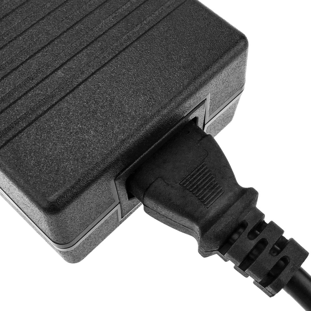 Desktopvoeding. 220 VAC-adapter bij 12 V en 10 A