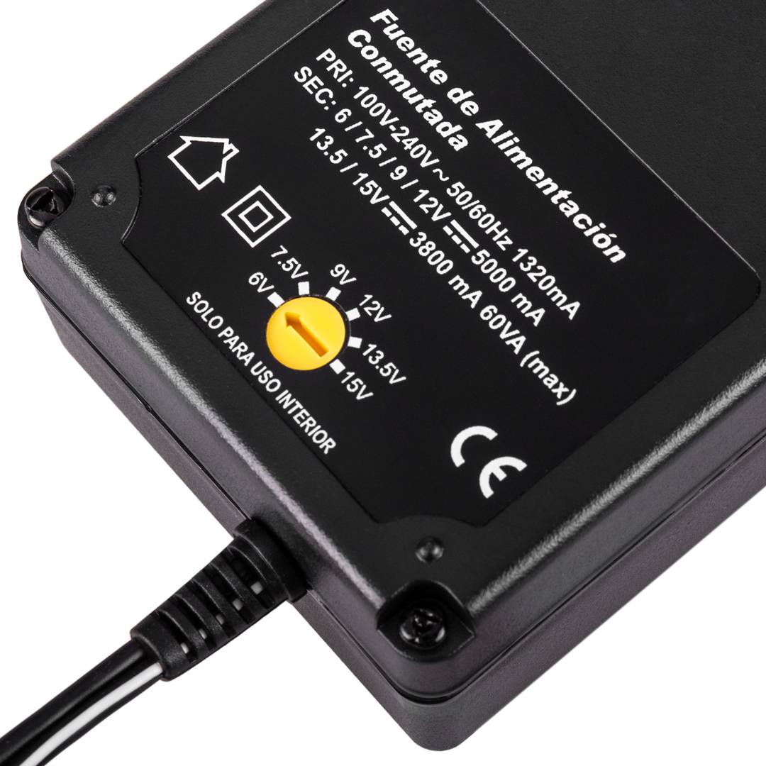Universelle Stromversorgung 100-240 VAC zu DC Mehrfachspannung 6 V bis 15 V.
