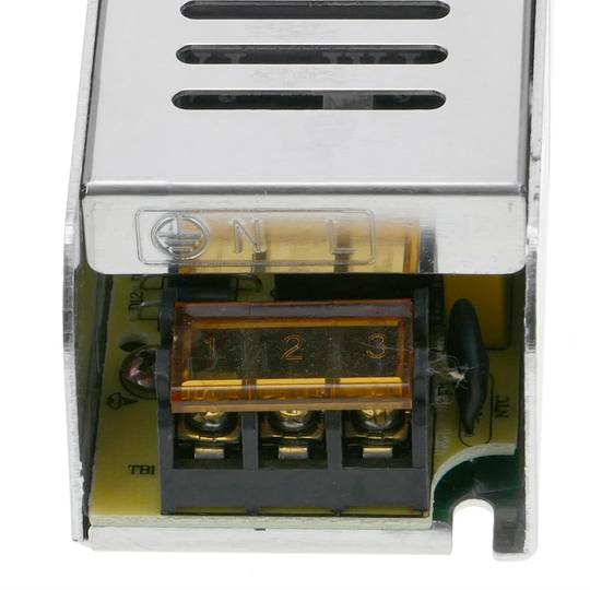 Source d'alimentation industrielle 12VDC 8.3A. Mesures 47 x 187 x 37 mm