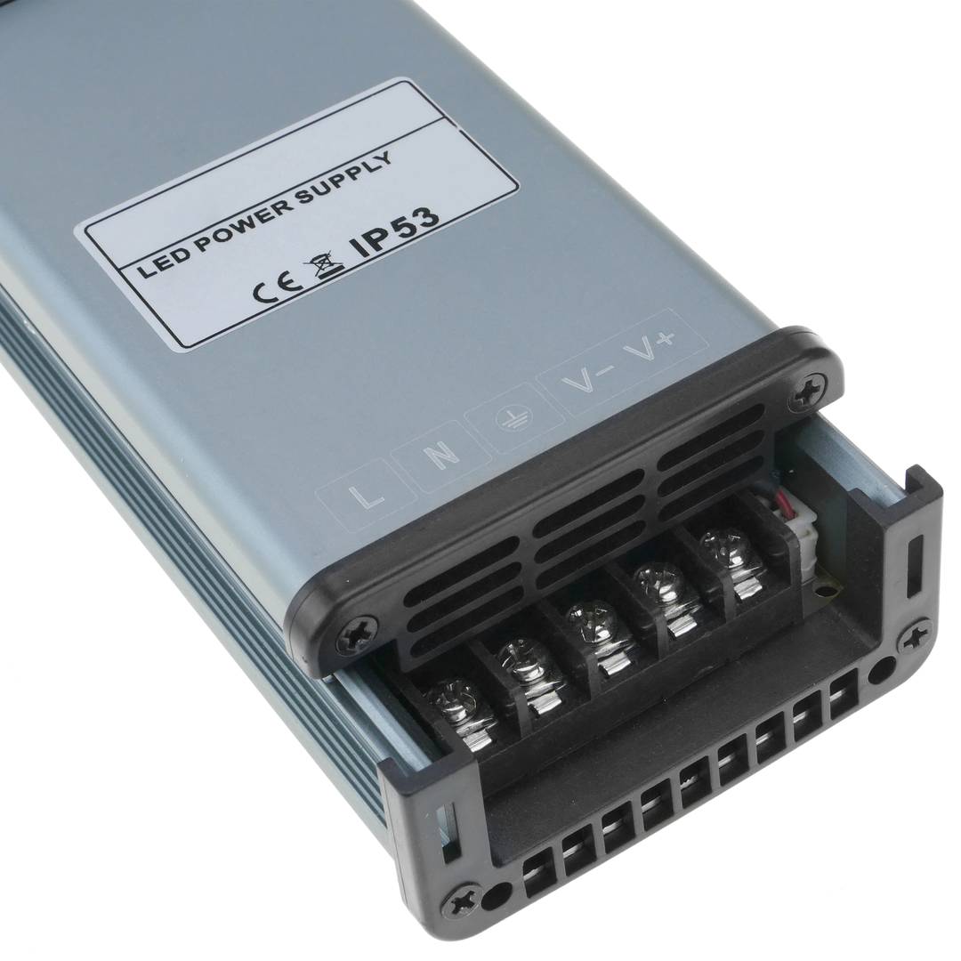 Alimentation électrique à surface plane. Transformateur électrique industriel 12VDC 12.5A. Mesures 75 x 190 x 42 mm IP53