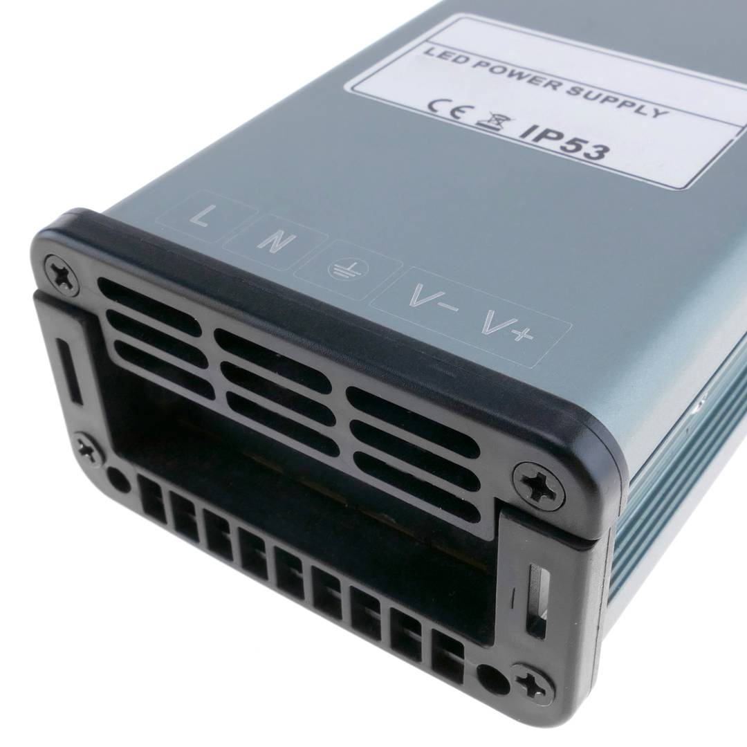 Alimentation électrique à surface plane. Transformateur électrique industriel 12VDC 12.5A. Mesures 75 x 190 x 42 mm IP53
