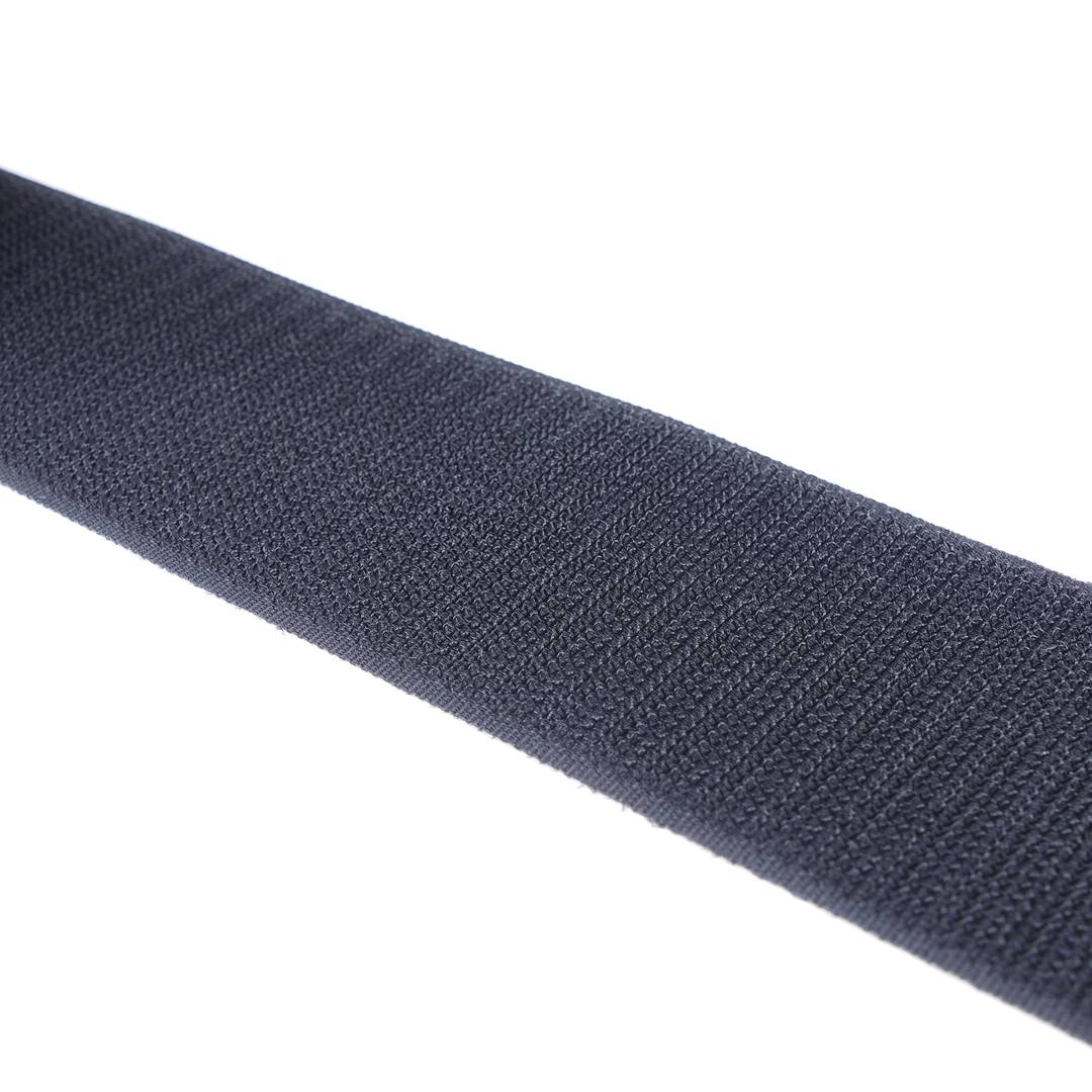 Kołowrotek z taśmą samoprzylepną w kolorze czarnym o wymiarach 50 mm x 25 m