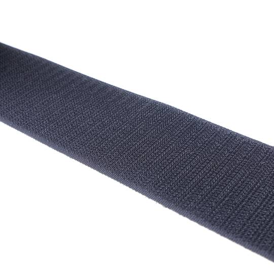 Kołowrotek z taśmą samoprzylepną w kolorze czarnym o wymiarach 50 mm x 25 m