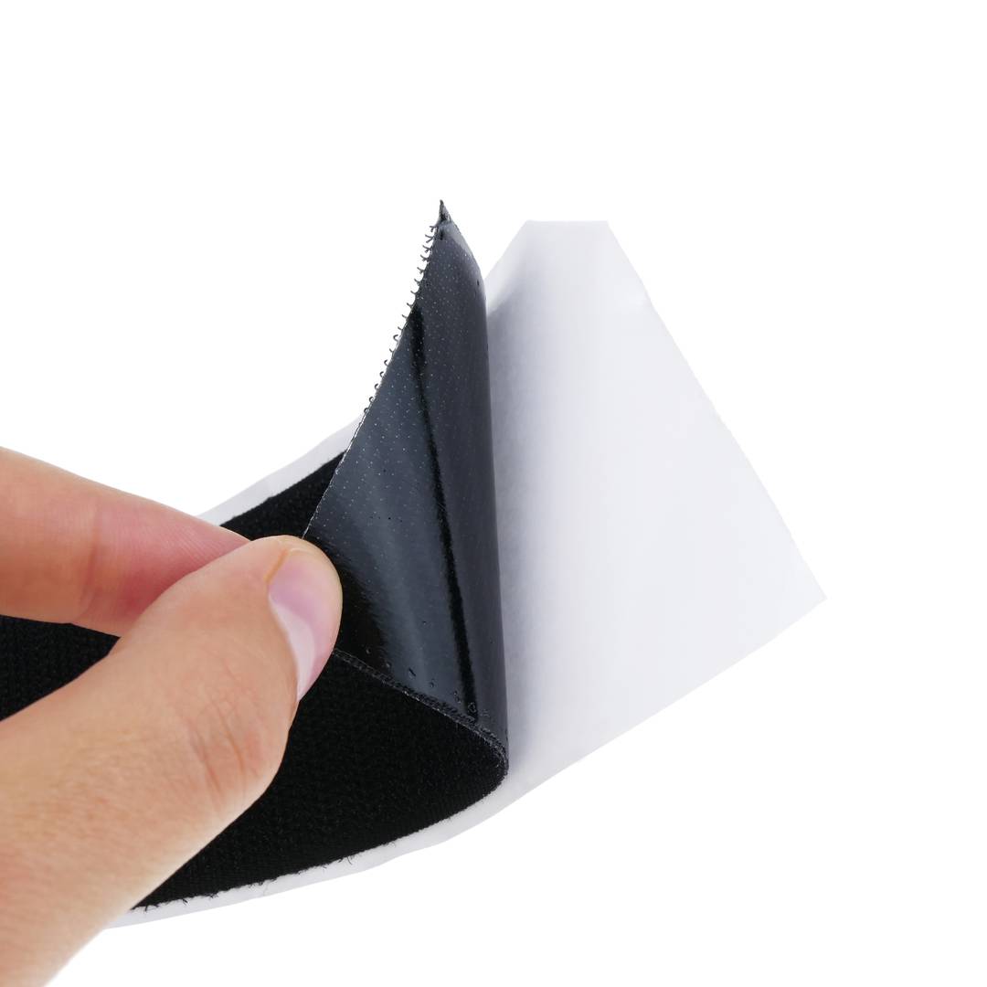 Kołowrotek z taśmą samoprzylepną w kolorze czarnym o wymiarach 50 mm x 25 m