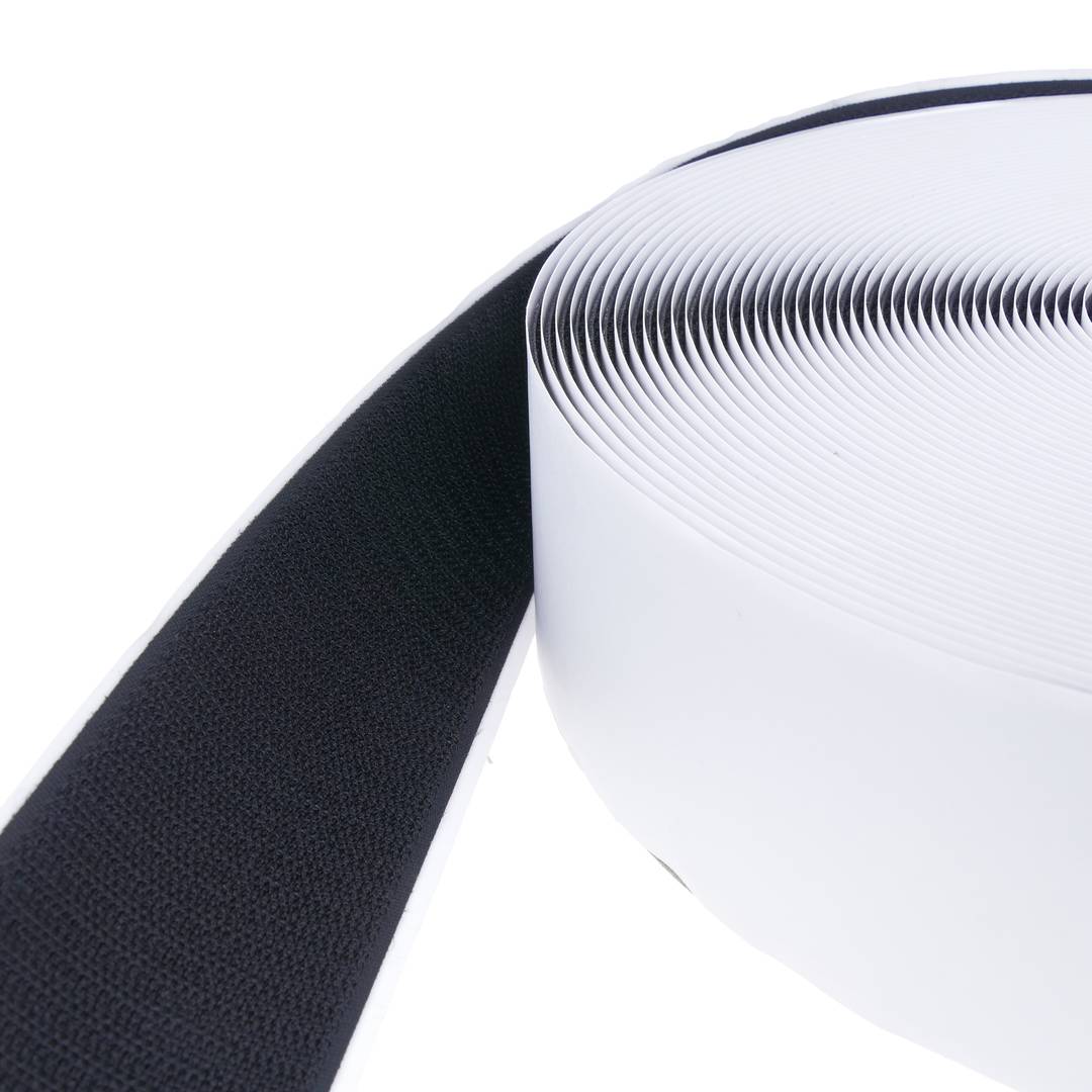 Kołowrotek z taśmą samoprzylepną w kolorze czarnym o wymiarach 50 mm x 25 m