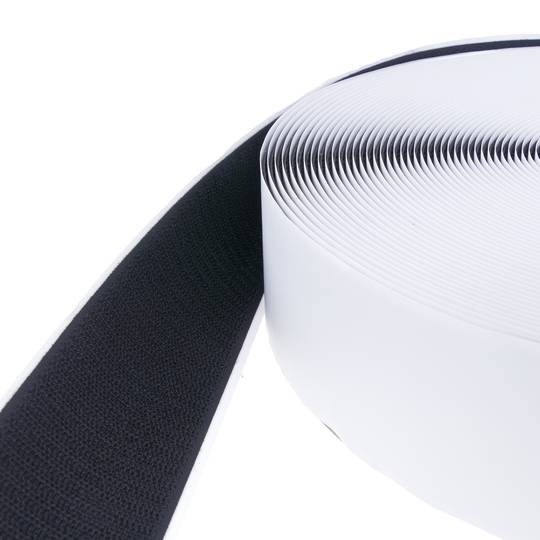 Kołowrotek z taśmą samoprzylepną w kolorze czarnym o wymiarach 50 mm x 25 m