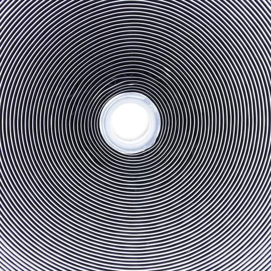 Kołowrotek z taśmą samoprzylepną w kolorze czarnym o wymiarach 50 mm x 25 m