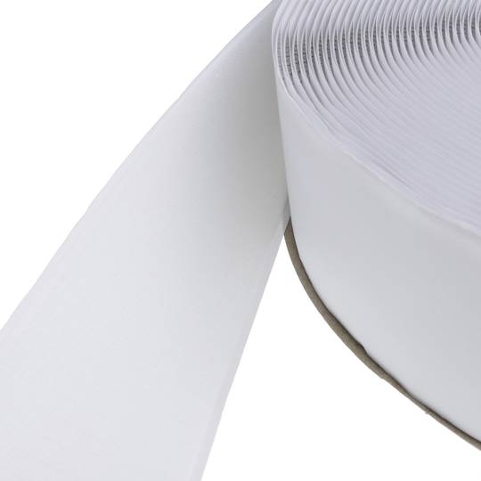 Szpula z taśmą samoprzylepną o wymiarach 50 mm x 25 m białej powierzchni haka