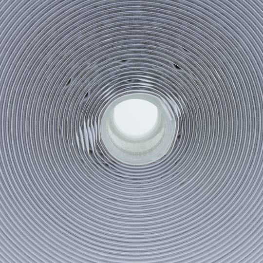 Szpula z taśmą samoprzylepną o wymiarach 50 mm x 25 m białej powierzchni haka