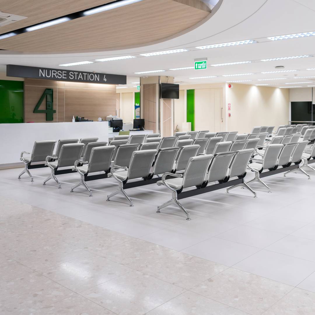 Bancada para sala de espera con sillas ergonómicas acolchadas de 3 plazas