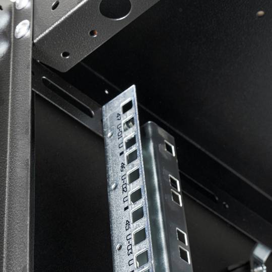 Armari rack 19'' de peu 47U 600x600x2202mm MobiRack de RackMatic Negre i porta de vidre temperat