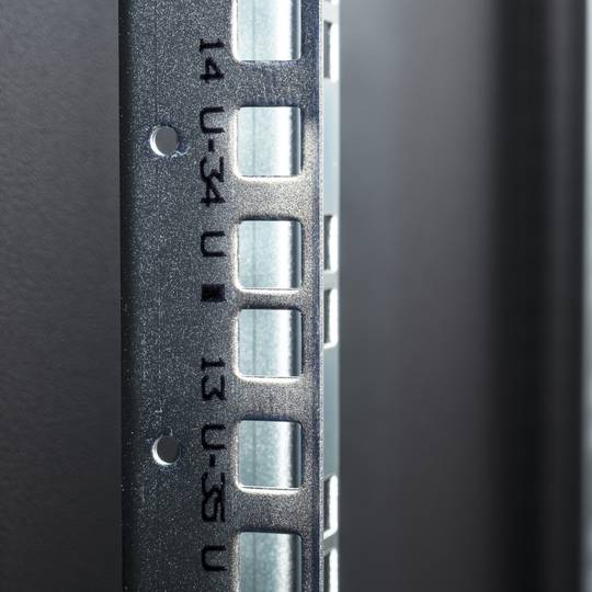 Armari rack 19'' de peu 47U 600x600x2202mm MobiRack de RackMatic Negre i porta de vidre temperat