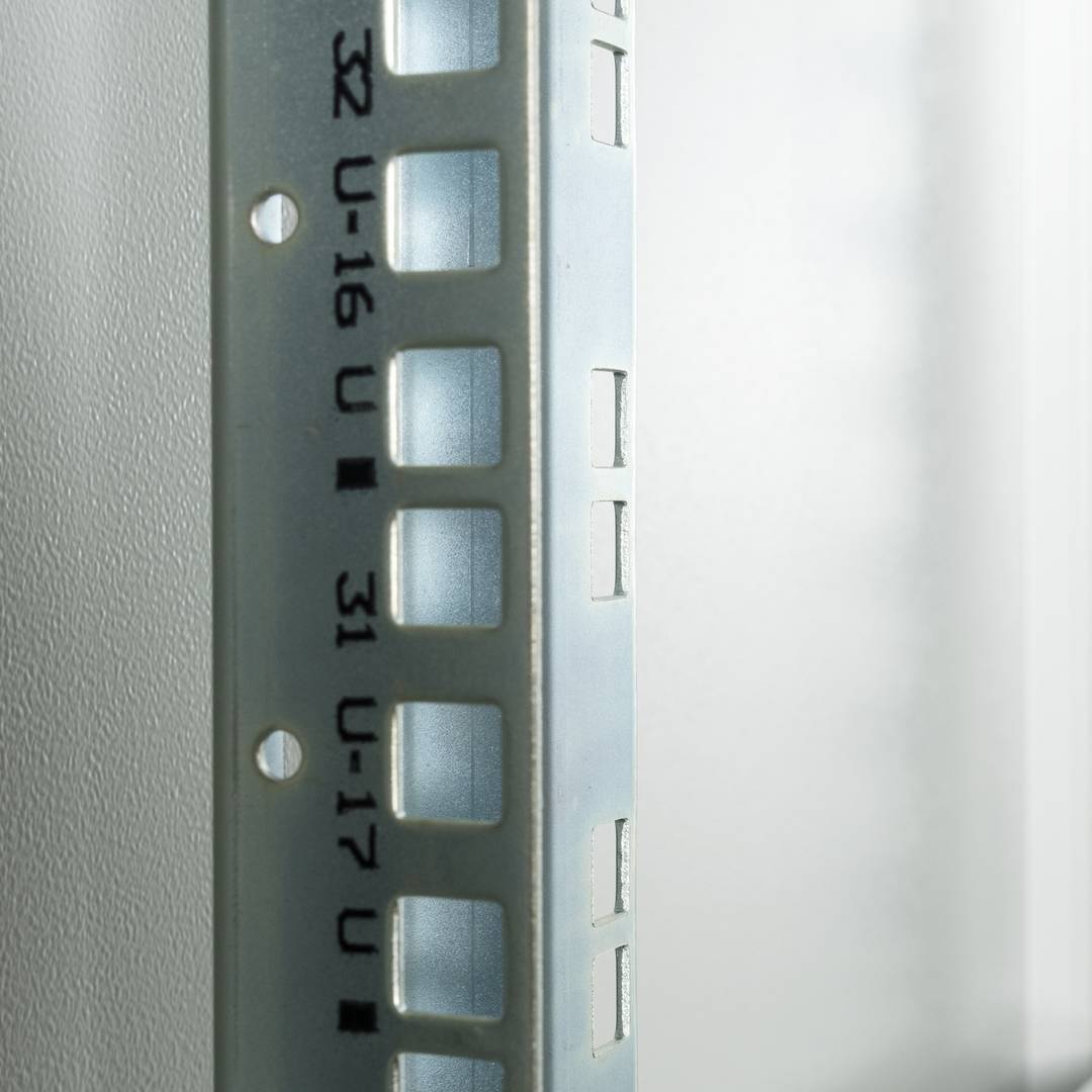 Armari rack 19'' de peu 32U 600x800x1536mm MobiRack de RackMatic Blanc i porta de vidre temperat