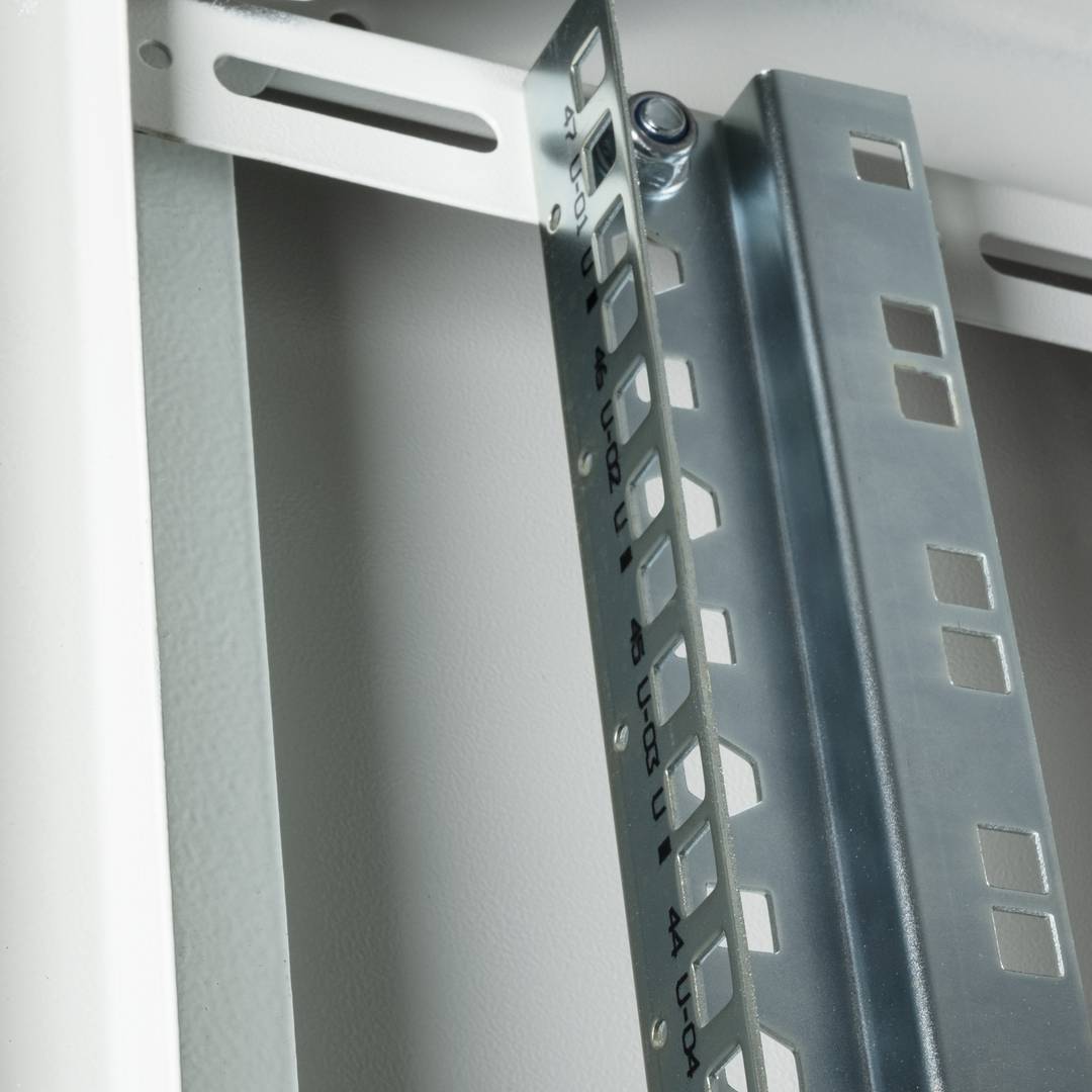 Rackschrank 19'' stehend 47U 600x800x2202mm MobiRack von RackMatic Weiße Tür aus gehärtetem Glas