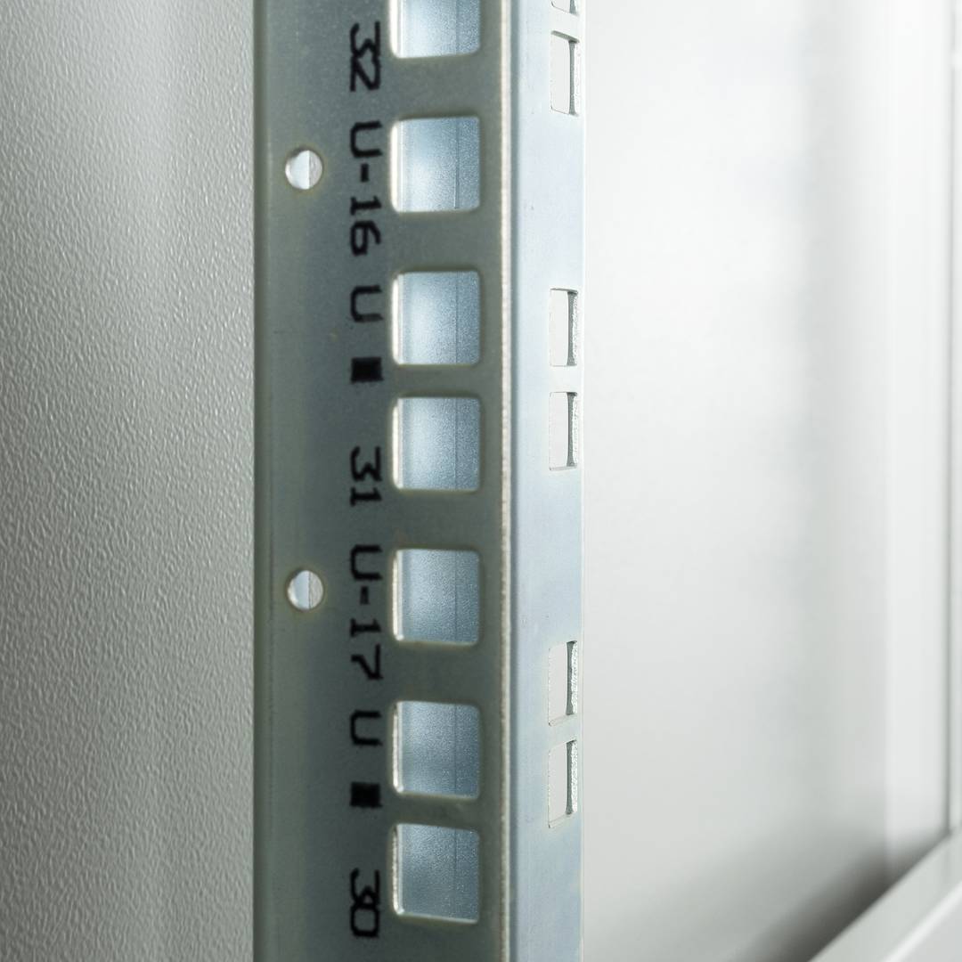 Rackschrank 19'' stehend 47U 600x800x2202mm MobiRack von RackMatic Weiße Tür aus gehärtetem Glas