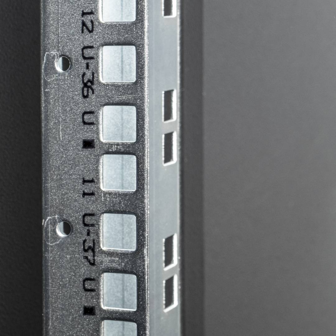 19'' staande rackkast 42U 600x1000x1980mm MobiRack van RackMatic Deur in zwart en gehard glas