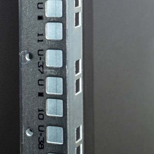 Armadio rack 19'' da terra 47U 600x1000x2202mm MobiRack di RackMatic Anta nera e vetro temperato