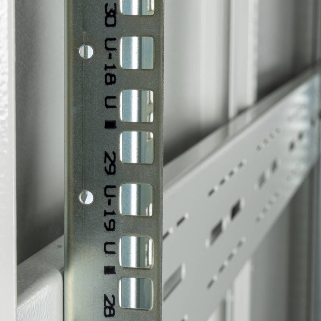 19'' Stand-Rack-Schrank 47 HE 600 x 1200 x 2202 mm MobiRack von RackMatic Weiße Tür aus gehärtetem Glas