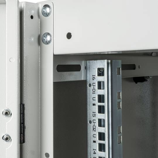 Armadio rack 19'' in piedi 16U 600x600x825mm MobiRack di RackMatic Bianco e porta in metallo forato