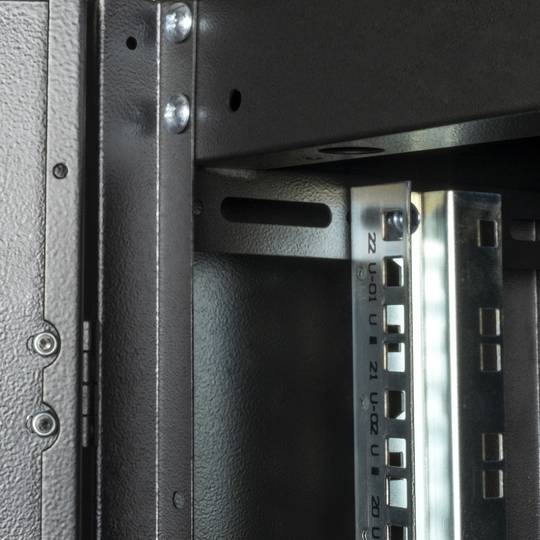 Armari rack 19'' de peu 22U 600x600x1081mm MobiRack de RackMatic Negre i porta de metall perforat