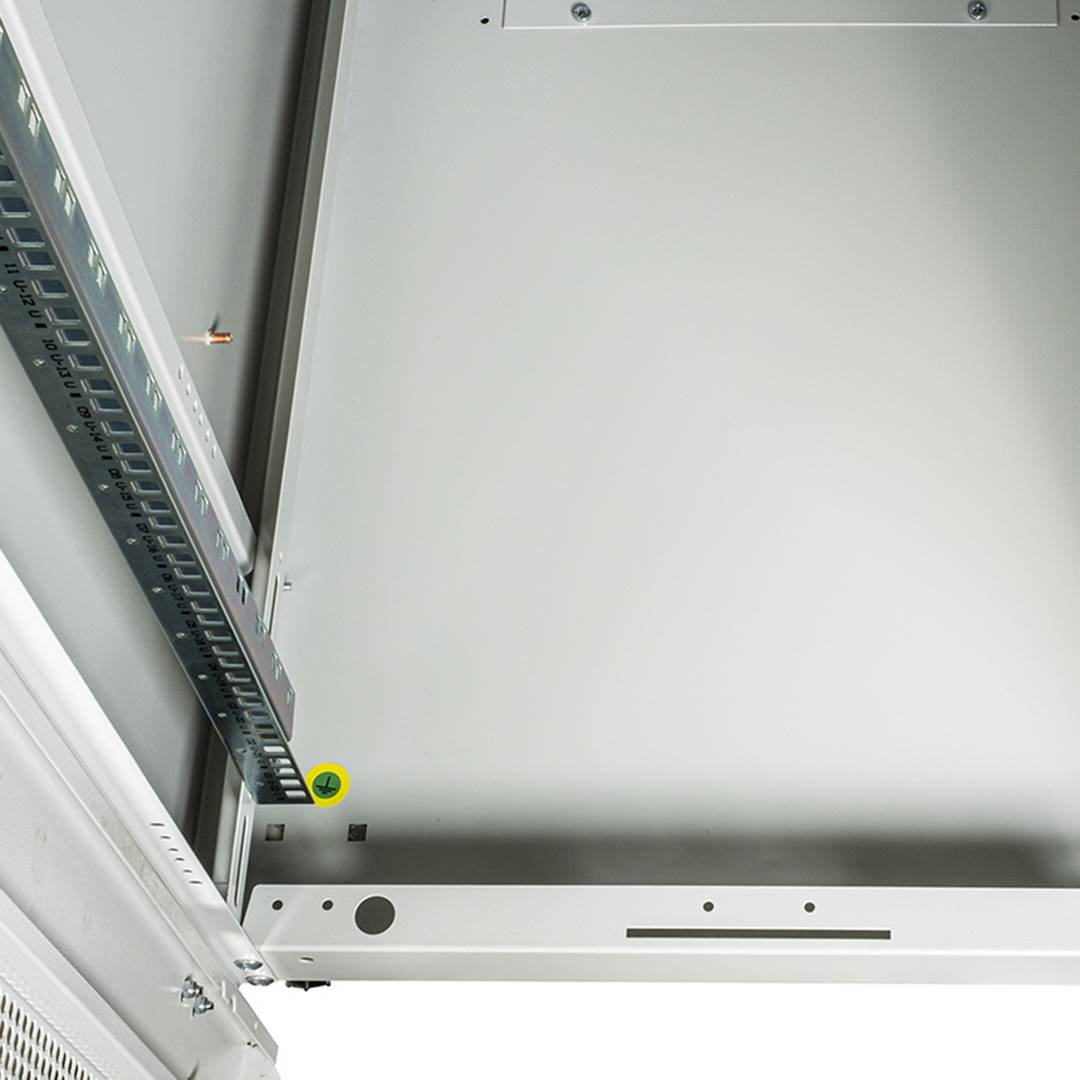Szafa rack 19'' stojąca 22U 600x600x1081mm MobiRack by RackMatic Biała i drzwiczki metalowe perforowane